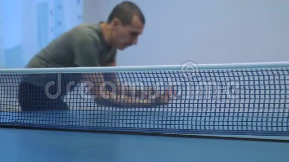 乒乓球发球理念慢动作视频乒乓球运动中模糊焦点男子发球训练视频的预览图