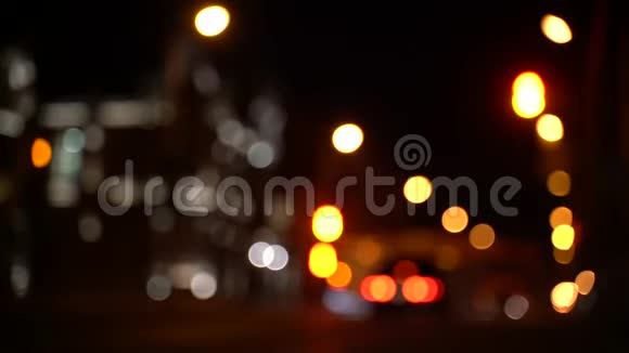 大城市的道路上夜间模糊的交通视频的预览图
