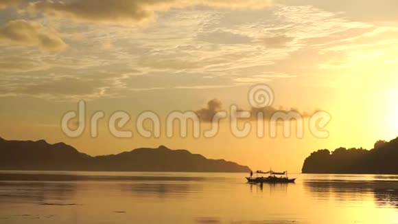 菲律宾日出时的渔船视频的预览图