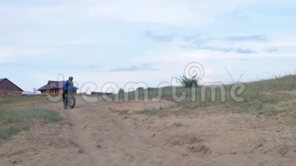 夏天骑在沙滩上的肥肥自行车也叫肥肥自行车视频的预览图