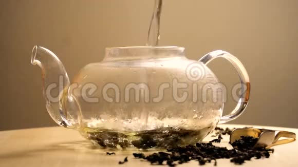 茶壶里倒着绿茶的水视频的预览图