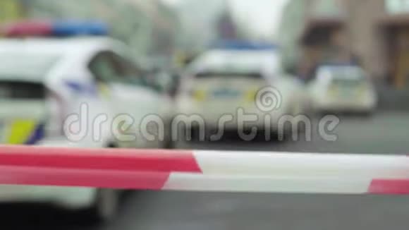 在犯罪现场设置障碍警示警察磁带基辅乌克兰视频的预览图