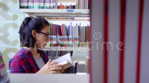 学生在图书馆看书视频的预览图