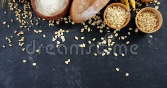 面包上有小麦和面粉视频的预览图