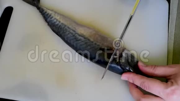 用刀子在木板上准备青鱼视频的预览图