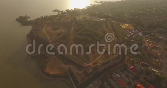 江口附近历史要塞惊人的空中图片视频的预览图