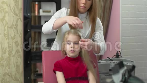 理发店的小女孩视频的预览图