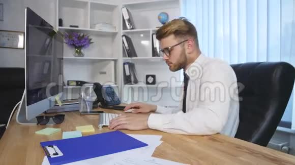 商务人员在办公桌签文件视频的预览图