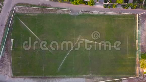 足球场草坪浇水的鸟瞰图俯视图视频的预览图