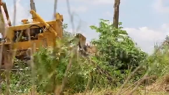 不明身份的工人控制推土机到挖掘机平地机拆除地面视频的预览图