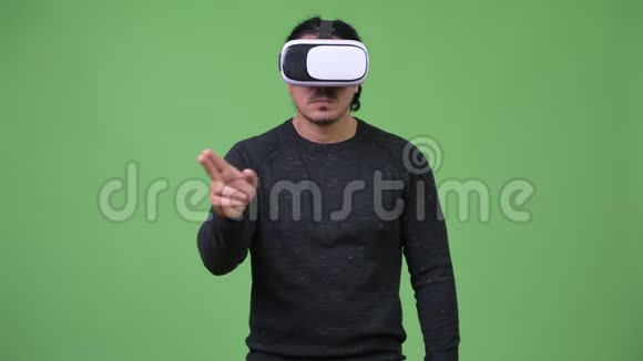 帅哥使用虚拟现实耳机视频的预览图