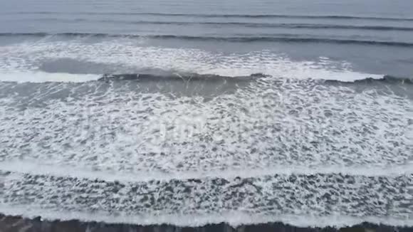在爱尔兰的英奇海滩飞越海浪视频的预览图