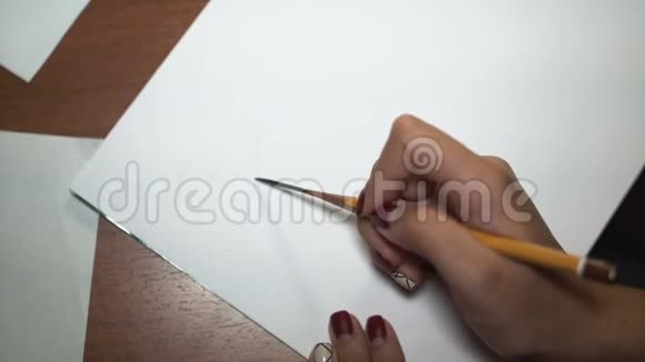 小女孩用铅笔画画做素描和轮廓特写镜头视频的预览图