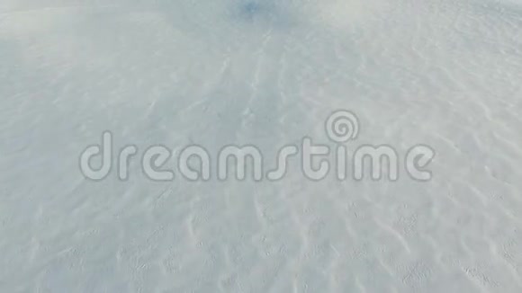 冬季飞雪场上空空中全景雪的图案和质感冰雪沙漠视频的预览图