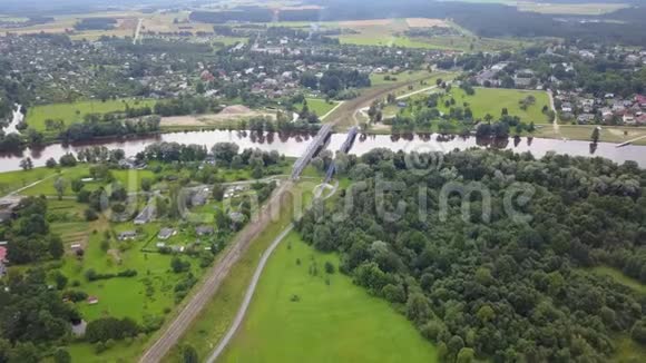 高加河铁路桥拉脱维亚空中无人机顶景4KUHD视频视频的预览图