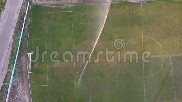 足球场草坪浇水的鸟瞰图俯视图视频的预览图