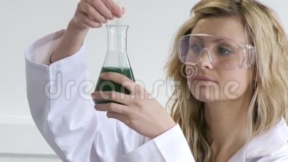 女人在看化学物质视频的预览图