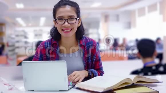 在图书馆对着镜头微笑的女学生视频的预览图