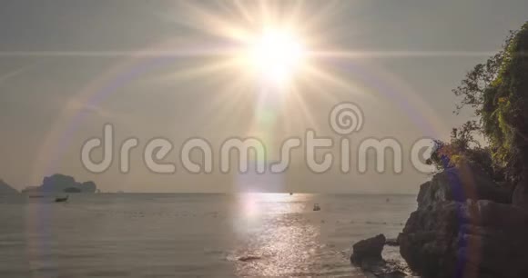 日落时海面或海洋上光线的时间流逝热带夏季炎热天气全景运动视频的预览图