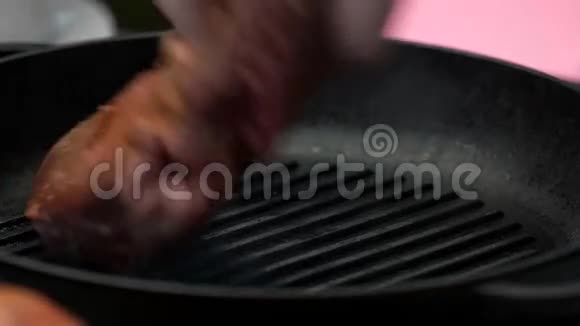 煎锅上的牛排视频的预览图