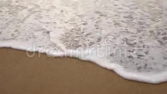 有海浪的海滩视频的预览图