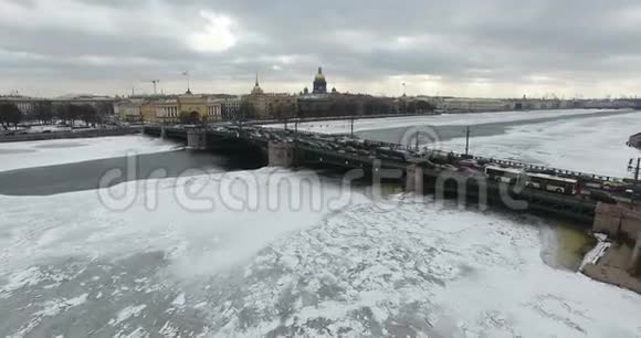 空中观景冬季阴寒天气沿涅瓦河飞行彼得堡河上的桥高度视频的预览图