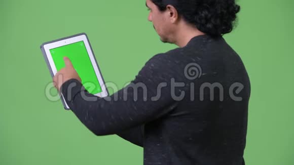 帅哥用数码平板电脑视频的预览图