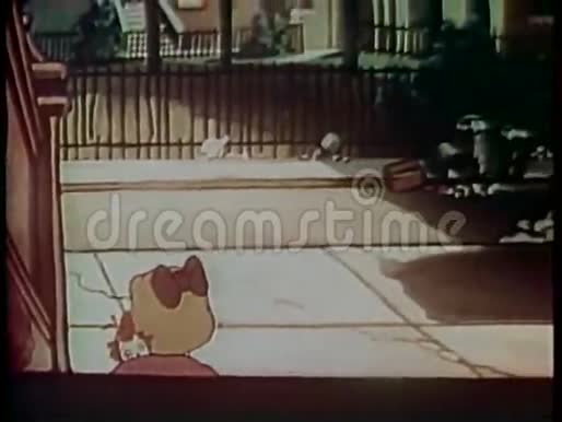 一个迷路的小女孩拿着一个娃娃站在街上的卡通视频的预览图