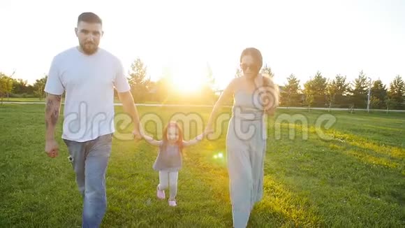 幸福的一家人在公园里散步视频的预览图
