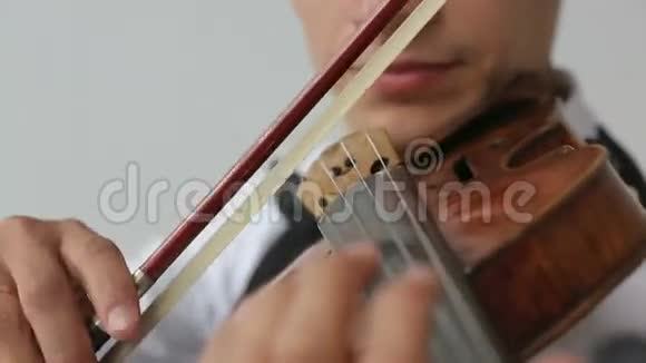 拉丁小提琴手男子白色背景视频的预览图