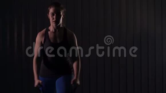 强壮的女人在健身房工作视频的预览图