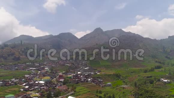 印度尼西亚爪哇山地景观农田和村庄视频的预览图