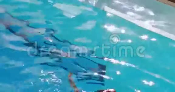 一对漂浮在游泳池里的情侣视频的预览图