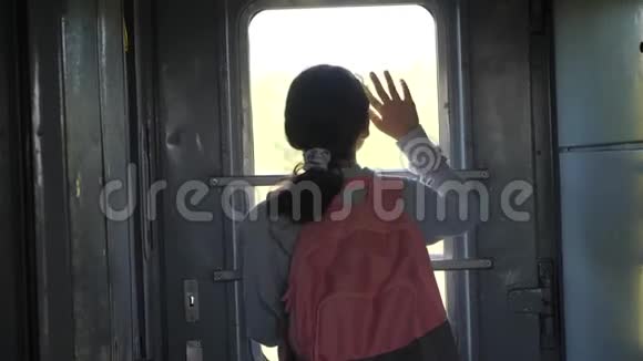 小女孩是一个背包客的生活方式乘火车旅行旅游运输铁路概念旅游学校视频的预览图