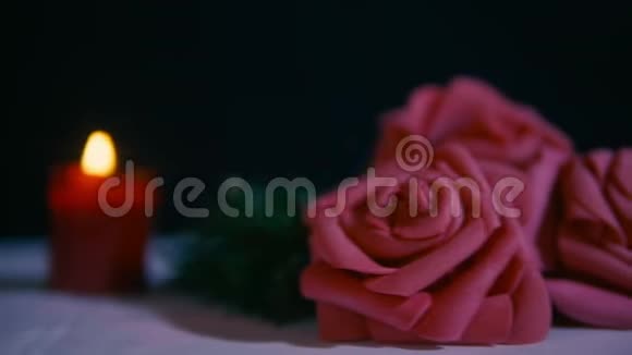 移动花玫瑰和蜡烛燃烧的足迹情人节视频的预览图