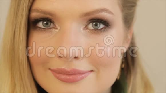 一个金发模特化妆的肖像视频的预览图