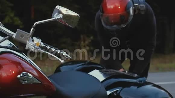 一个人骑摩托车在森林里的路上视频的预览图