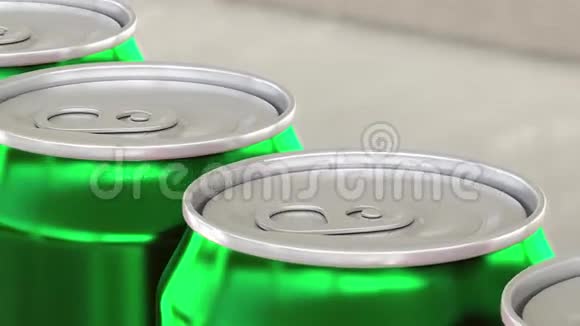 汽水软饮料或啤酒生产线工业输送机上的绿色铝罐回收生态包装4K视频的预览图