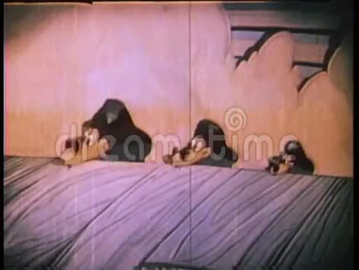 三只盲鼠从洞里跳出来跳舞的动画视频的预览图