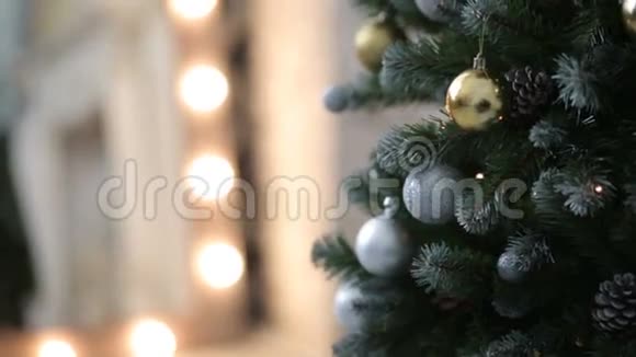 背景为灯光的玩具圣诞树视频的预览图