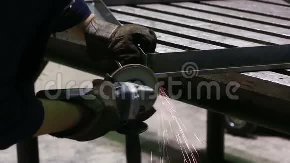 工厂钢结构电轮磨削视频的预览图