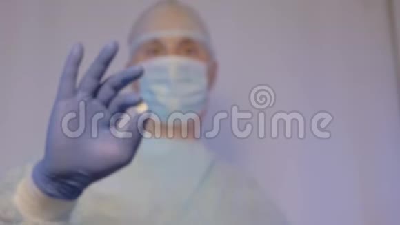 外科医生展示了手术后需要给病人服用的药丸视频的预览图