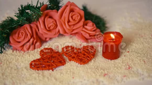 情人节假期装饰花和蜡烛燃烧的镜头视频的预览图