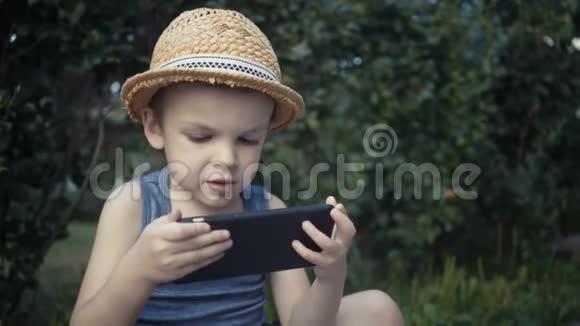 小男孩在智能手机上玩电子游戏视频的预览图