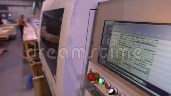 现代化设备于一厂现代化木工机械NC机视频的预览图