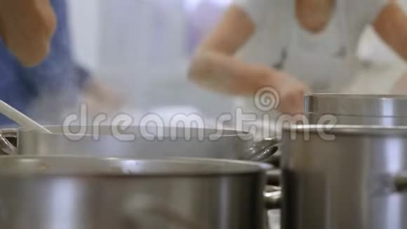 在繁忙的专业厨房做饭的厨师视频的预览图
