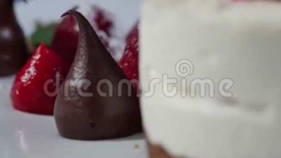 草莓巧克力酱特写巧克力滴和草莓特写视频的预览图