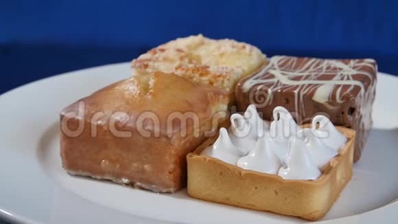 木板上的白色盘子上有樱桃的蛋糕不同的糕点蛋糕视频的预览图