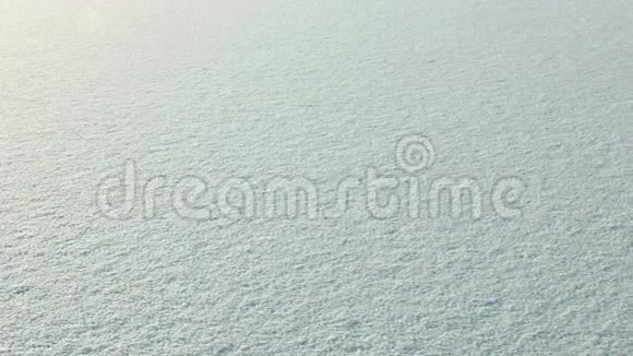 冰冻湖面上的雪白天又干净又寒冷平滑推拉镜头视频的预览图