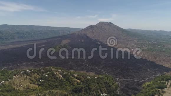 带巴图火山的山景视频的预览图